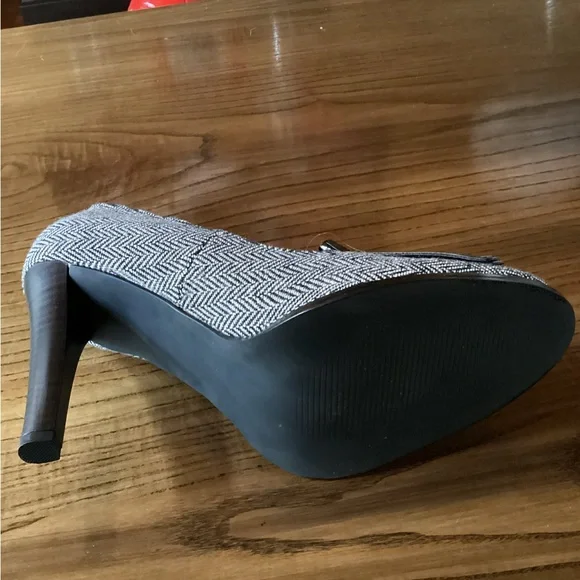 Elegant Herringbone Heels with Black Accents - Picture 5 of 7